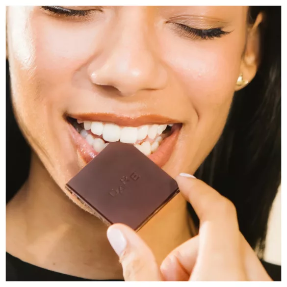 The Oh Collective Date Night - hořká čokoláda s makadamovými ořechy a jahodami pro páry (50 g)